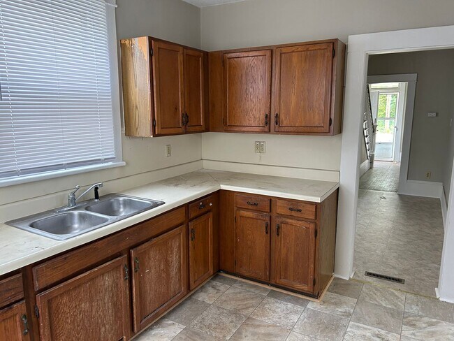 Foto del edificio - 4 bedroom/1 bath Home on 4th St