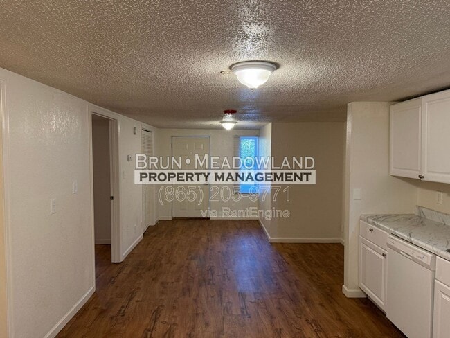 Building Photo - 502 E Red Bud Rd