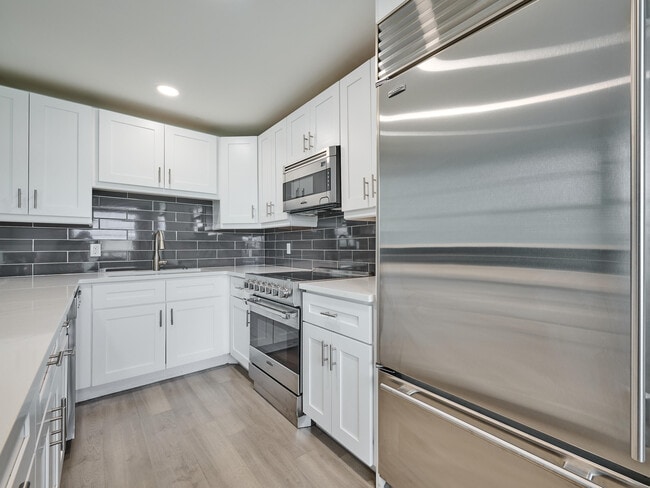 Building Photo - 227 Castlewood Dr