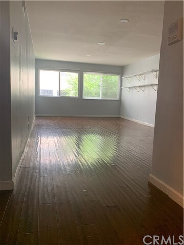 Building Photo - 532 N Rossmore Ave