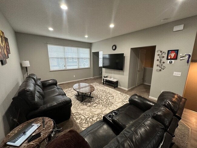 Building Photo - Luxurious 3 Level Townhome Featuring 3 bed...