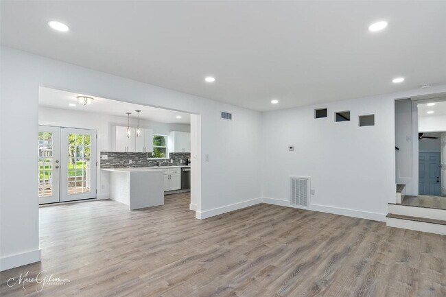 Foto del edificio - "Spacious 4-Bedroom Gem with a flex room a...