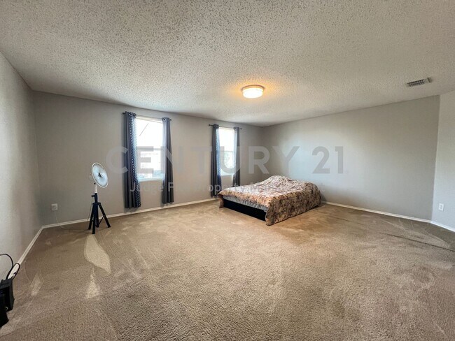 Foto del edificio - Spacious 2-Story 3/2/2 Home with Versatile...