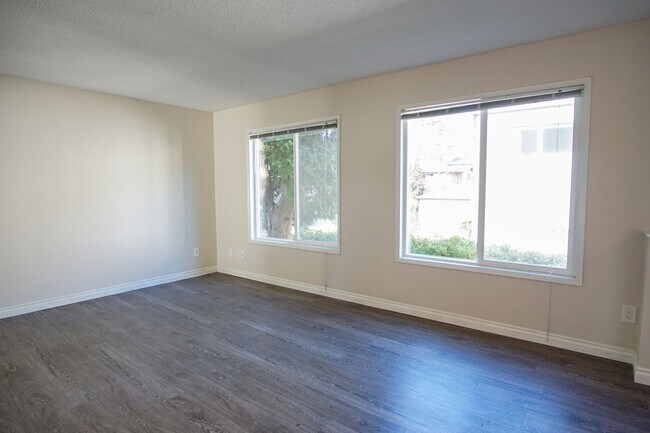Foto del edificio - Great Refurbished Light & Bright 2Bed w/Private Entrance & Parking!