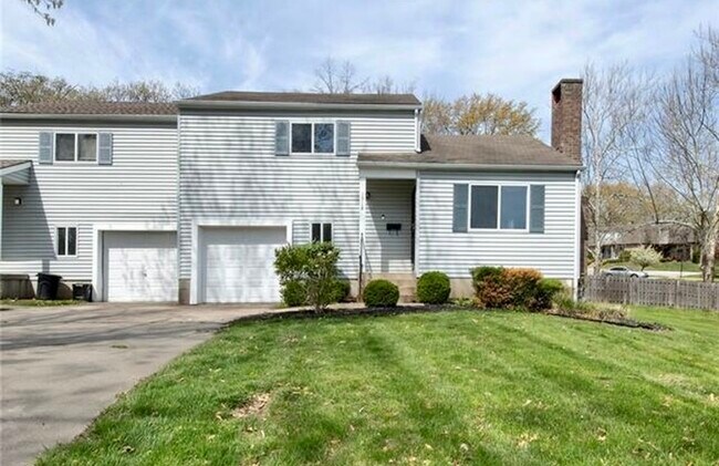 Spacious Townhome in a Cul-de-sac - 1918 E 97th St