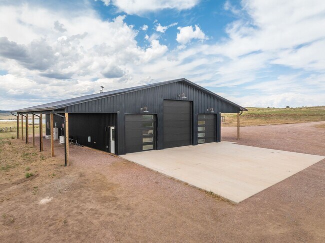 Building Photo - 4 BED | 2 BATH | BARNDOMINIUM | HOT SPRINGS | FURNISHED