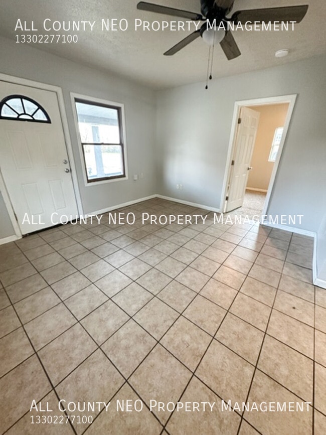 Building Photo - Spacious 3 Bedrom, 1 Bathroom unit in Barb...