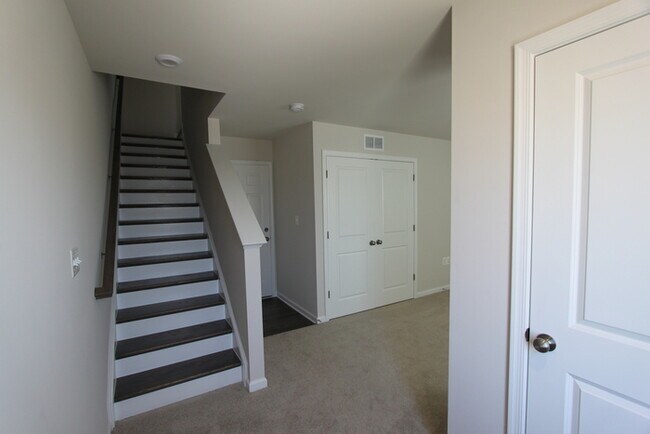 Building Photo - 215 Presidents Pointe