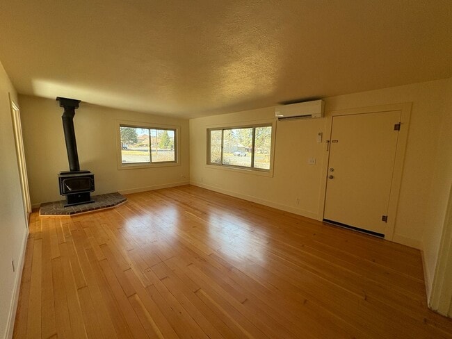 Building Photo - COZY 2 BEDROOM, 1 BATH SINGLE FAMILY HOME LOCATED IN SOUGHT AFTER ORCHARD DISTRICT