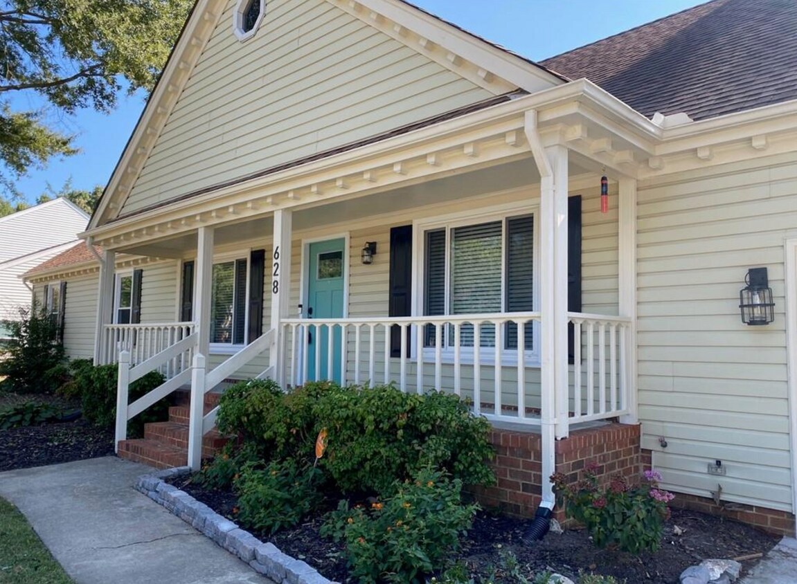 Primary Photo - 628 Briarwood Dr