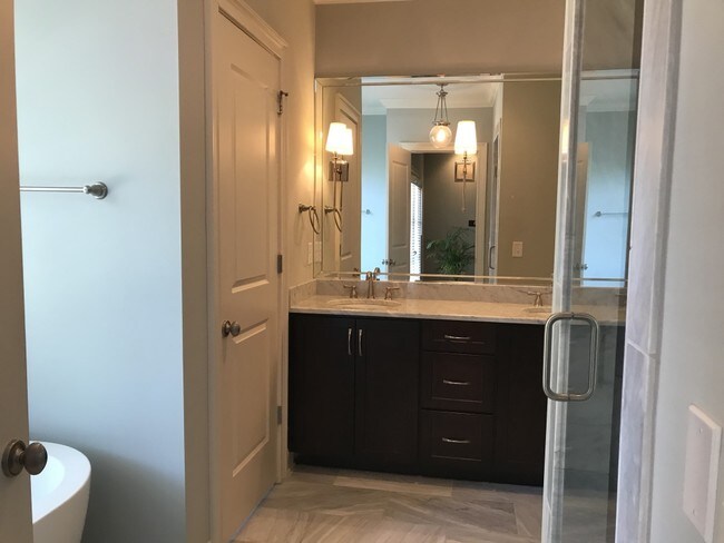 Foto del edificio - 4108A Lone Oak Rd