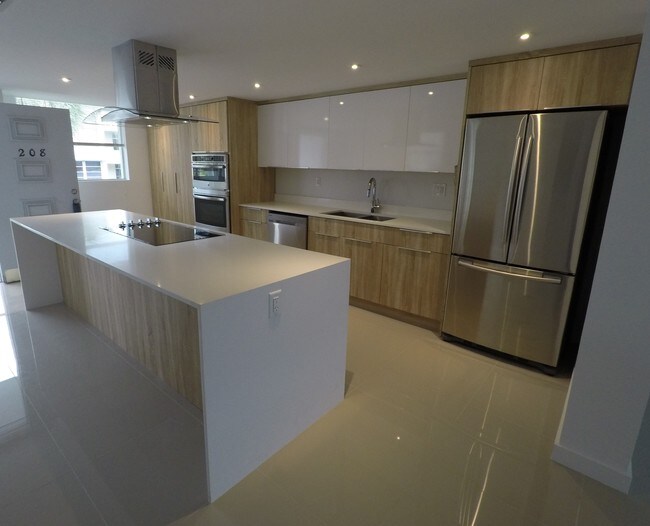 cocina renovada - 10230 Collins Ave