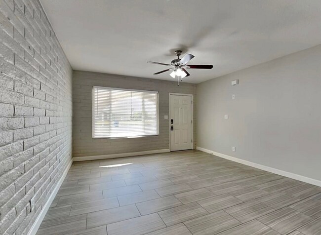 Photo - 1024 E Alameda Dr House