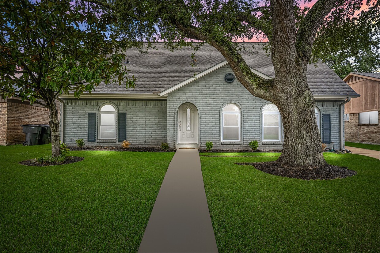 Primary Photo - 7923 Dawnridge Dr