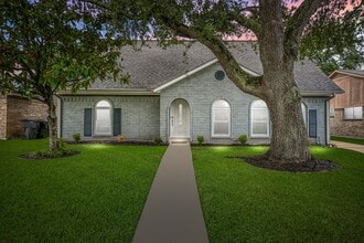 Building Photo - 7923 Dawnridge Dr