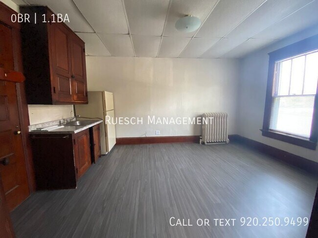 Foto del edificio - Private Room With Kitchenette In Men's Roo...