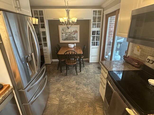 Eat-in kitchen, large walkout to ravine yard - 551 Brentwood Av