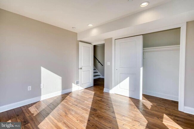 Foto del edificio - 241 W Oxford St