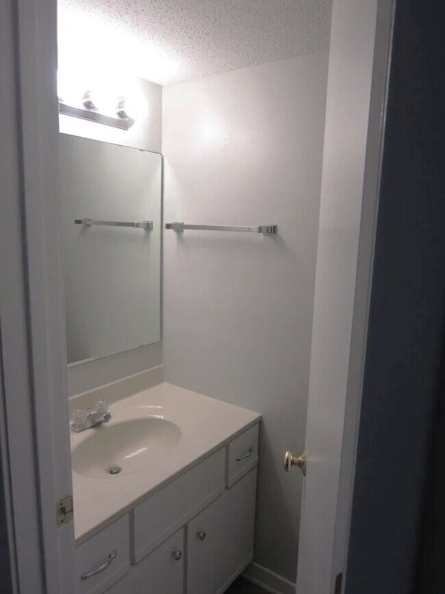 Foto del edificio - 1 BD/1.5BA Loft Condo Water & Electric Included