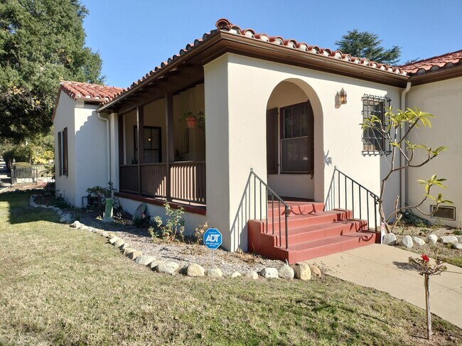 Porch - 1540 N Michigan Ave