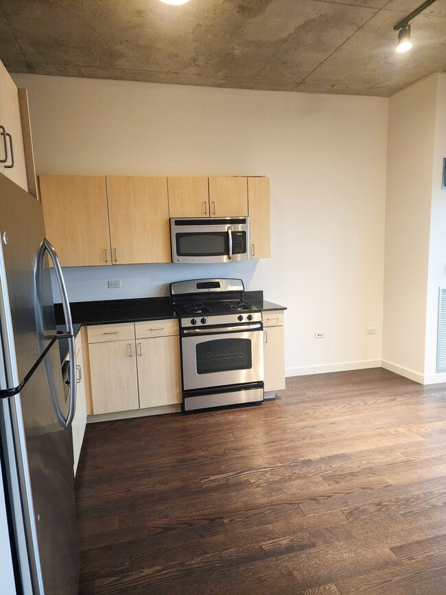 Building Photo - 235 W Van Buren St