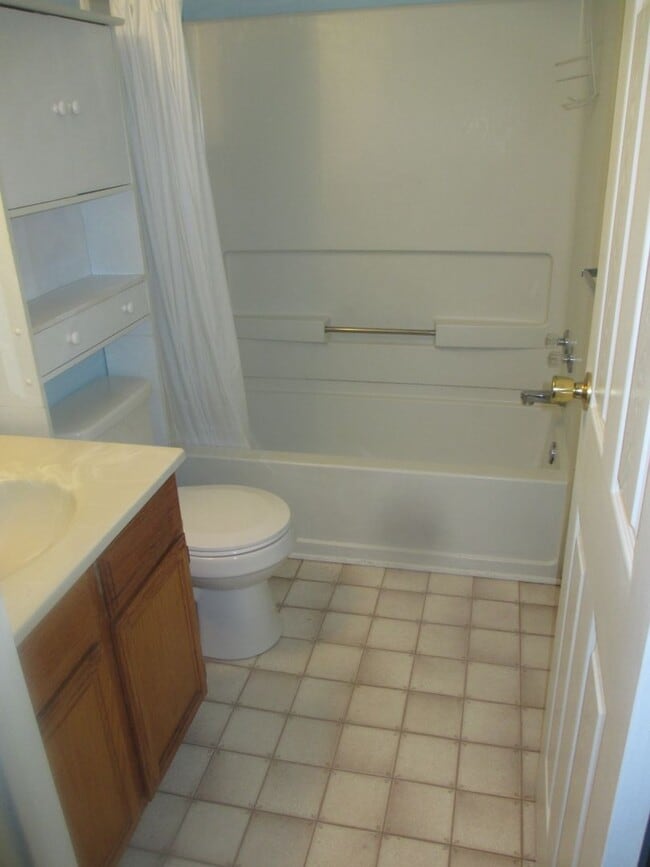 Building Photo - Three Bedroom Two Bath Condo Near Campus *...
