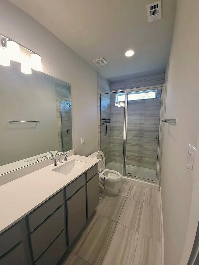 Baño principal con 2 lavabos - 521 Peace Dr