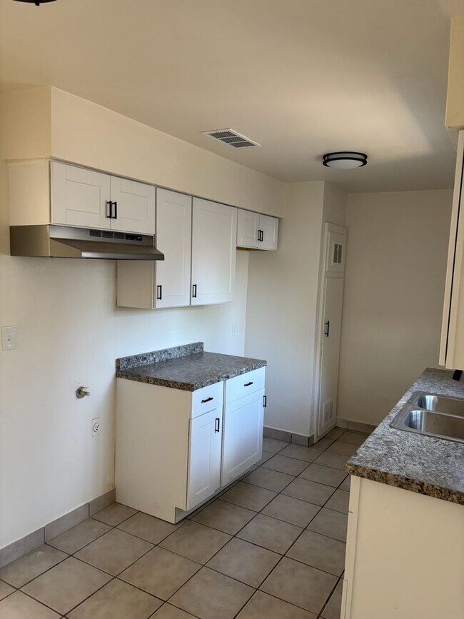 Foto del edificio - Move In ready Oildale 1 Bd 1 Ba