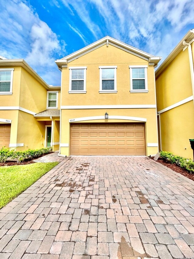 Primary Photo - Upscale 3Beds/2.5Baths Townhouse living in...