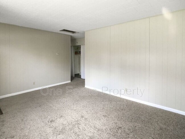 Building Photo - 2405 Lincoln Dr