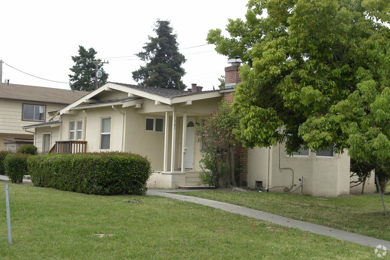 Building Photo - 305 Grove Way