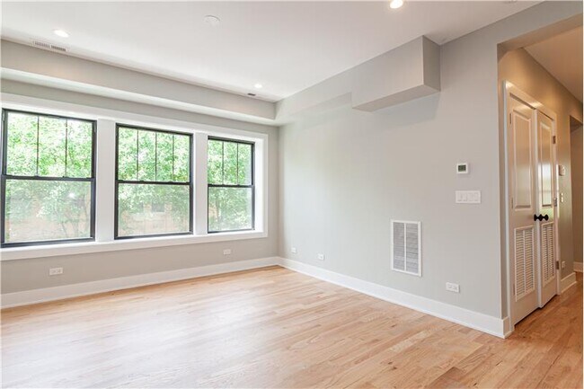 Foto del edificio - 2457 W Logan Blvd