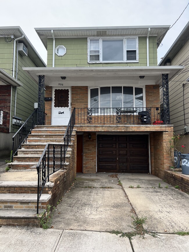 Building Photo - 220 6th St