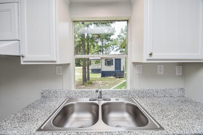 Foto del edificio - Be part of this cozy community at Roy Harris Loop