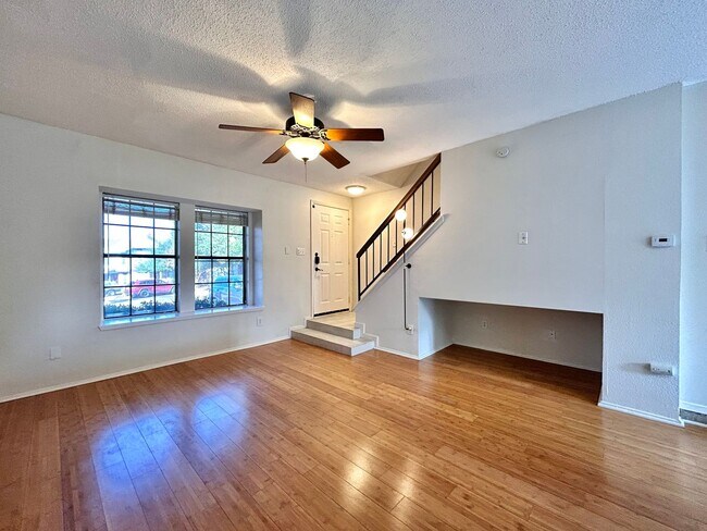 Foto del edificio - 1411 Gracy Farms Ln