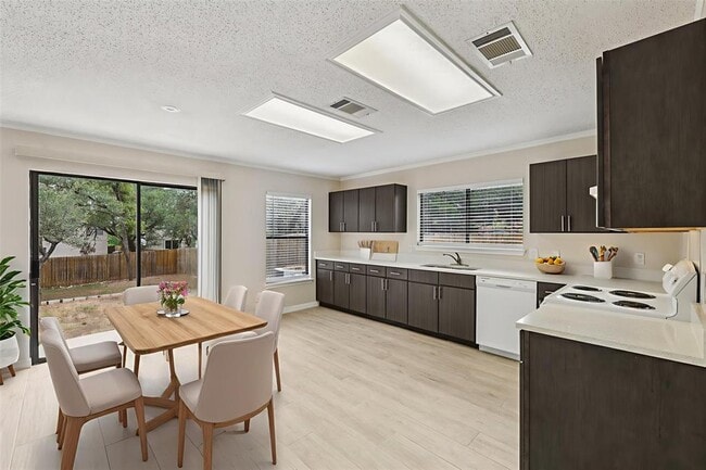Building Photo - 2703 Vinson Ct