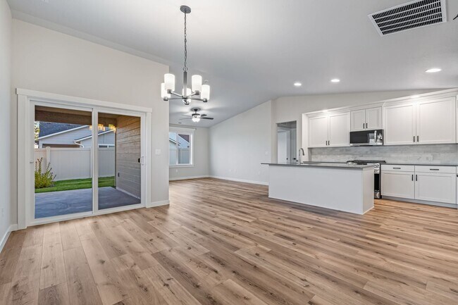 Building Photo - BEAUTIFUL - New Construction 3bd/2ba in De...