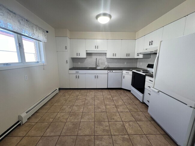 Building Photo - Extra Large 2 bedroom 1.5 Bath Centrally Located Large Apartment