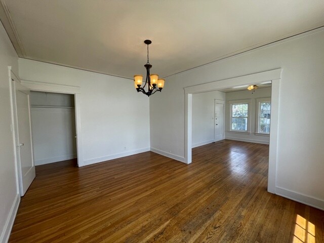 Building Photo - 1555 N Kenmore Ave