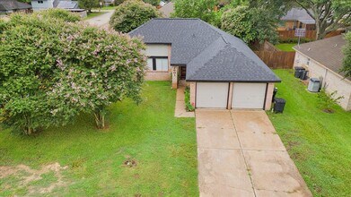 Building Photo - 2601 Village Cir Dr