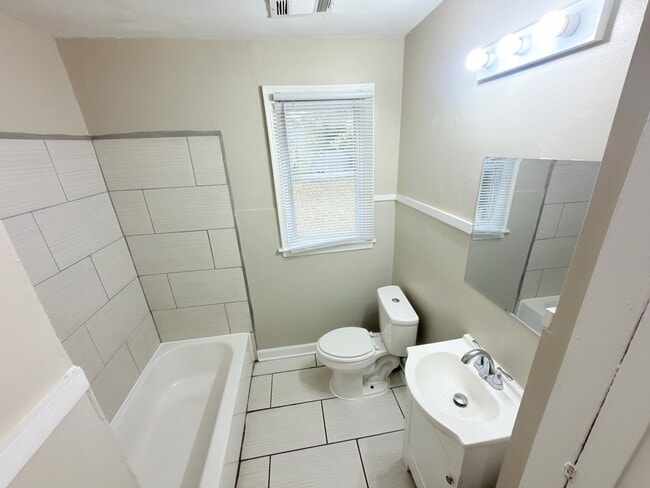 Building Photo - Charming Memphis Home with Spacious Yard – Move-In Special!