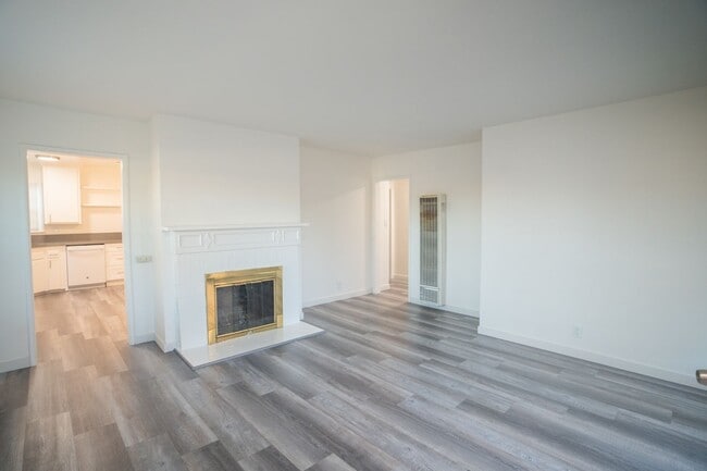 Building Photo - LB2123