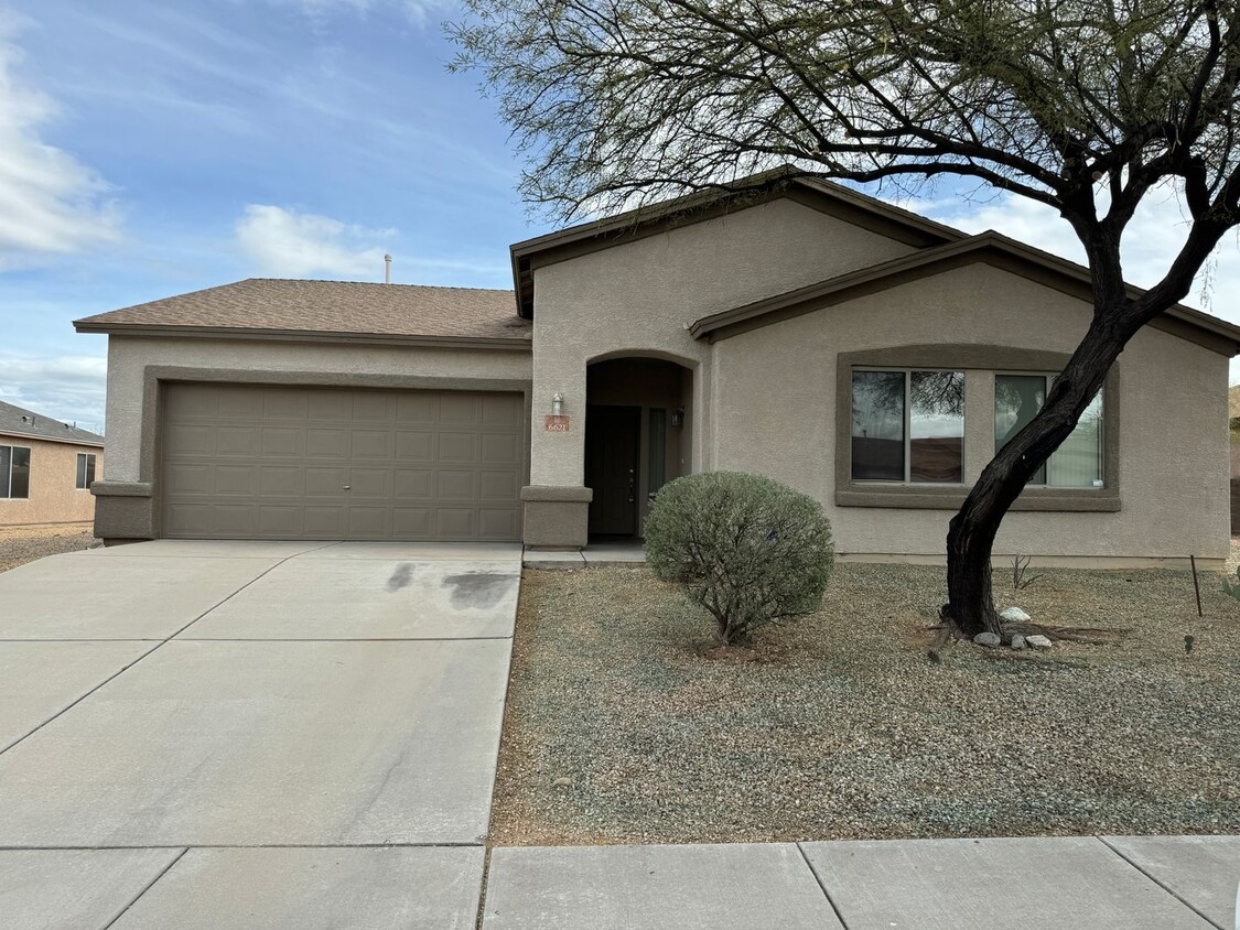 Foto principal - Nice SouthWest Tucson 3Bdm 2Ba, Close Casi...