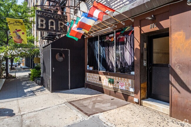 Entrance - 305 Spring St