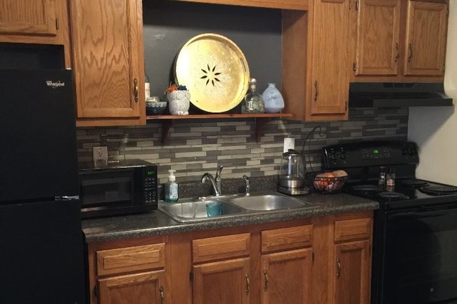 Kitchen/Back Splash - 1907 Maple Ave