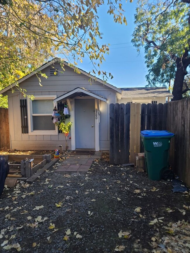 Building Photo - 1380 Palm Ave