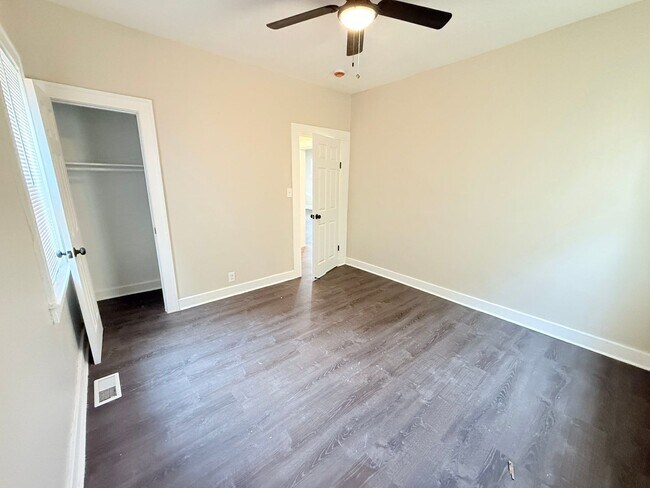 Foto del edificio - Renovated 4-Bedroom Home – We Welcome Sect...