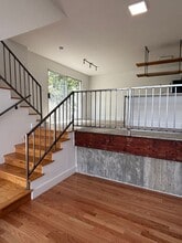 Building Photo - 843 Robinson St