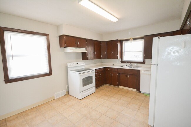 Building Photo - Spacious and Updated 2 Bedroom Available F...