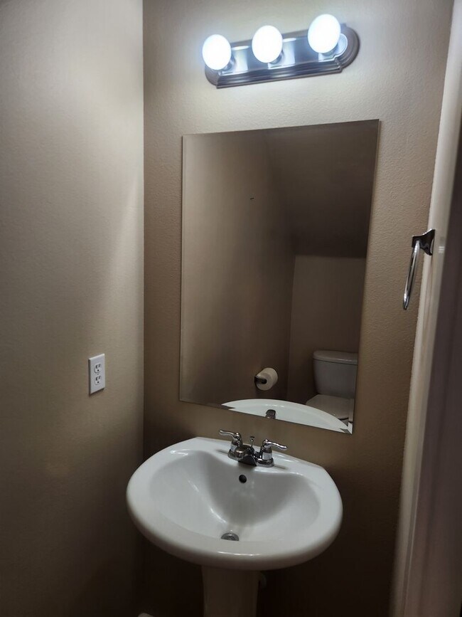 Building Photo - Beautiful 2 level Townhouse